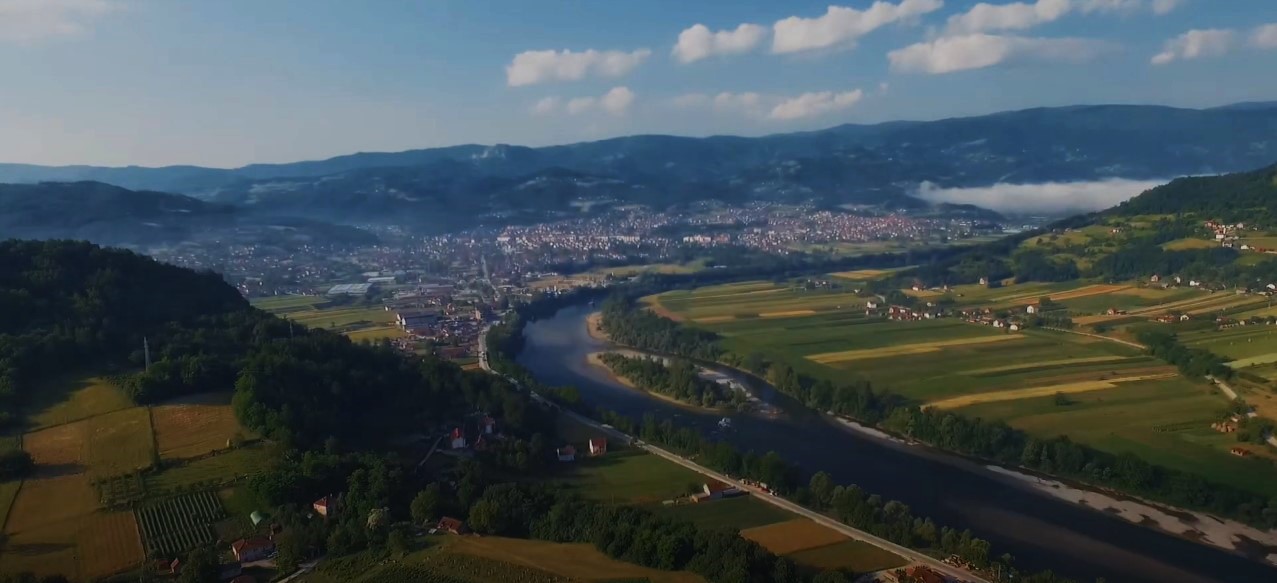 Reka drina snimljena iz vazduha