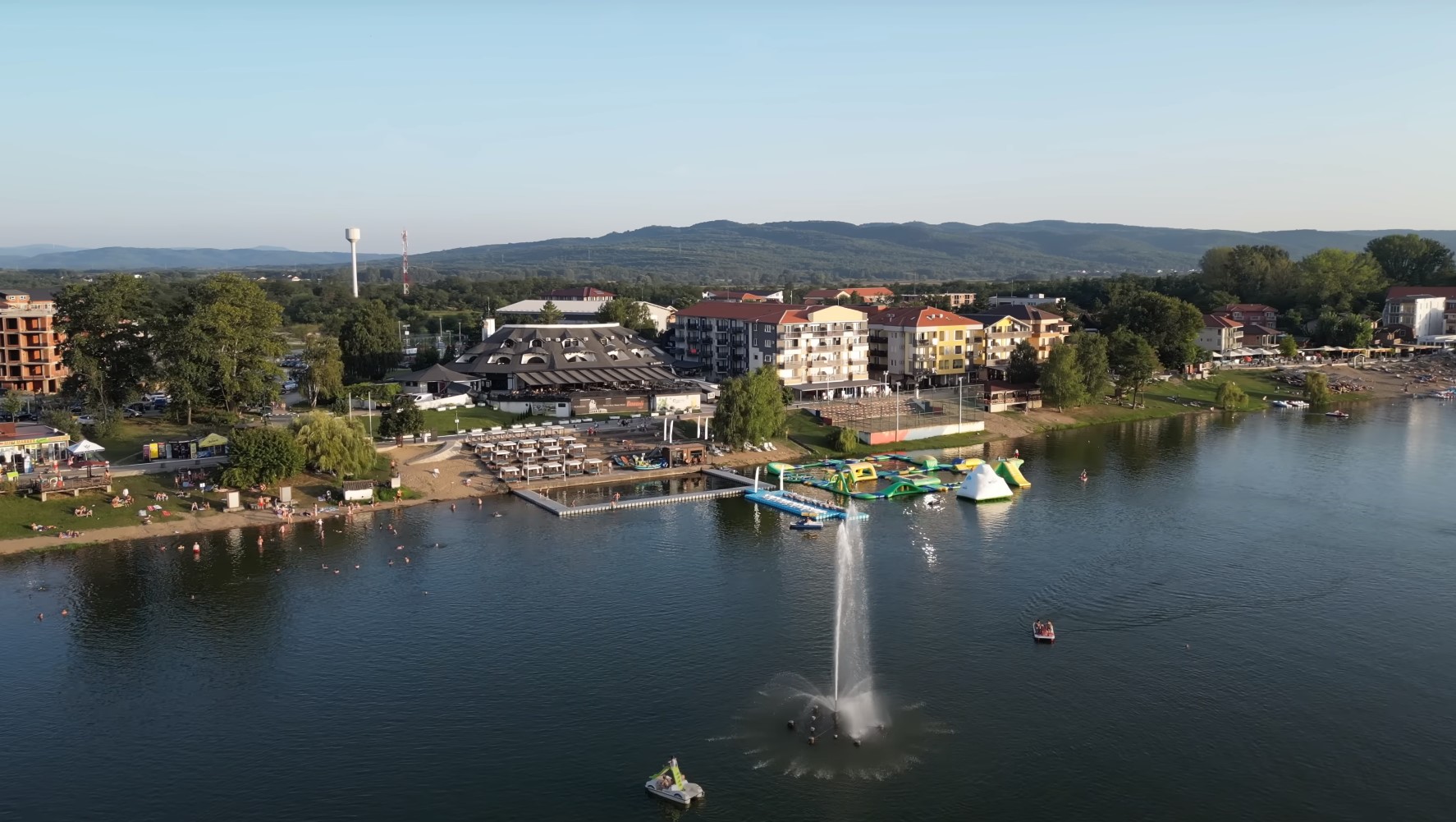 Srebrno jezero, plaža i hoteli