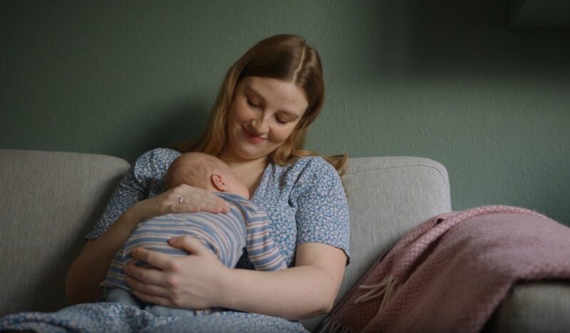 majka drži novorođenu bebu u naručju
