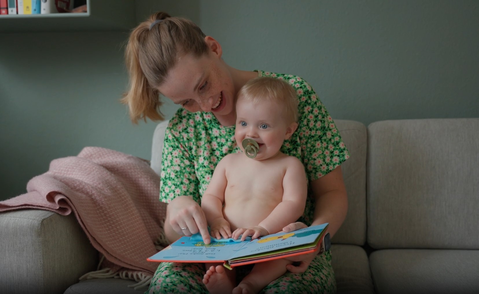 mama cita svojoj bebi