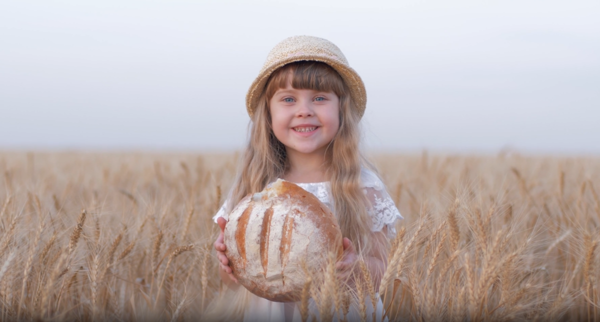 devojcica drzi hleb
