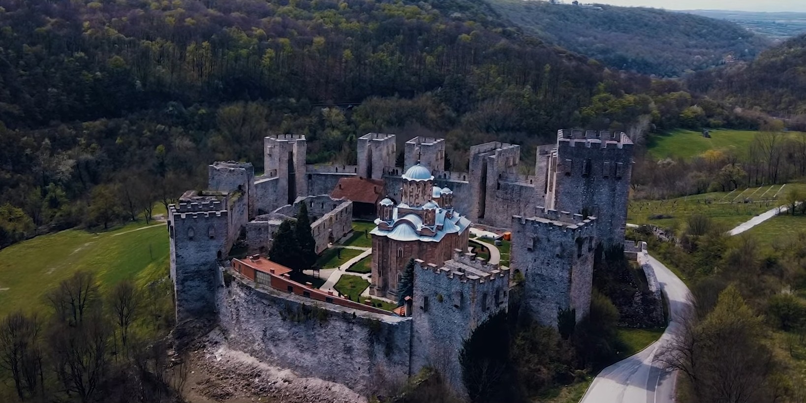 manastir Manasija slikan dronom iz vazduha