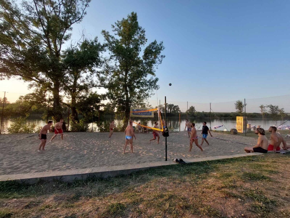 Odbojka na pesku na Vračevgajskom jezeru Bela Crkva