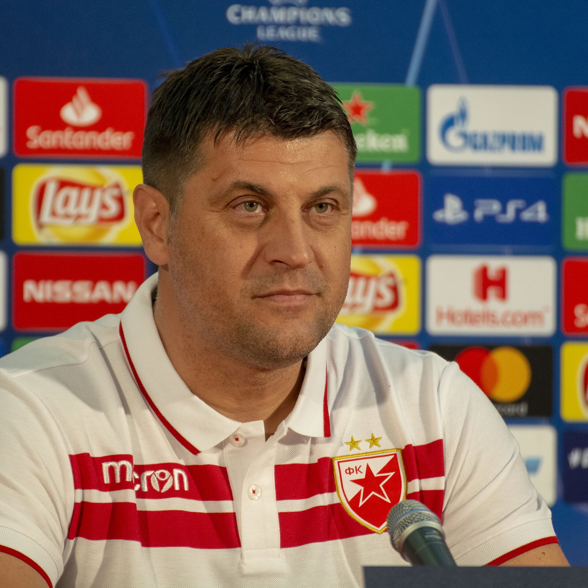 Vladan Milojević, trener Crvene zvezde na press konferenciji odgovara na pitanje novinara