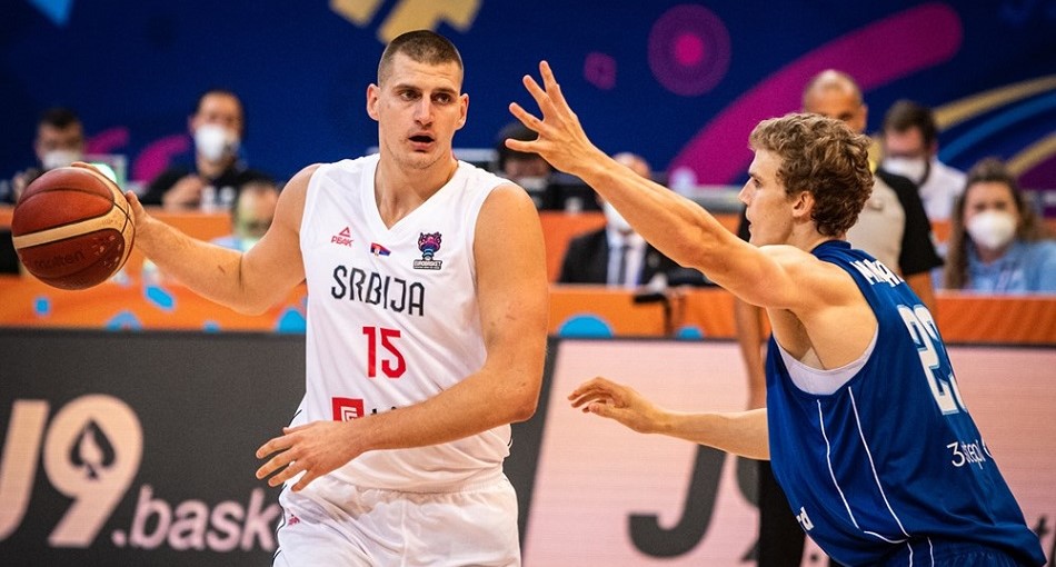 Nikola Jokić u duelu sa Markannenom u meču između košarkaška reprezentacija Srbije i Finske