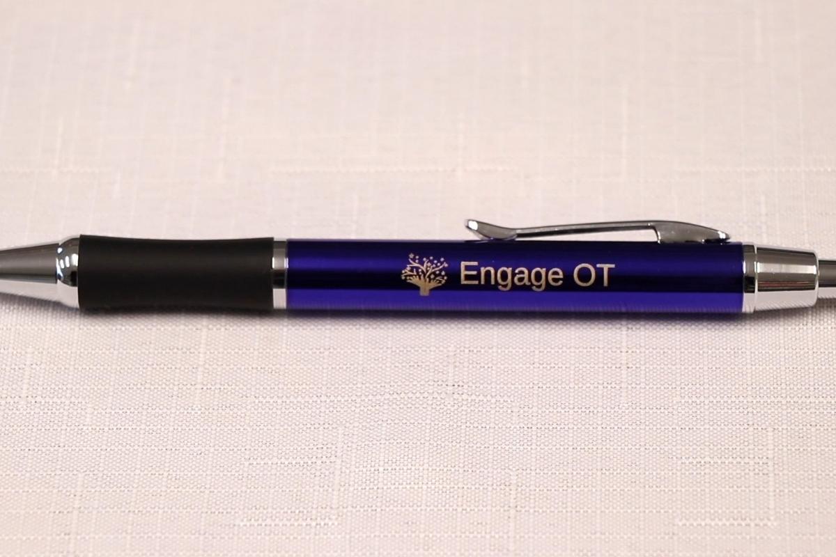 Plava promotivna hemijska olovka sa natpisom „Engage OT“ na beloj podlozi