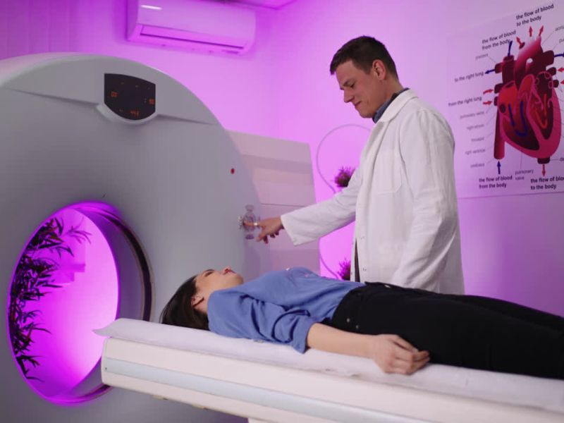 Osoba ulazi u mašinu za skener