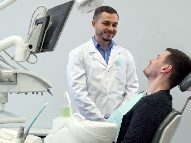 osoba kod stomatologa na pregledu