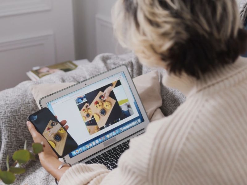 osoba proverava na telefonu i laptopu da li jooj je dobro ispala slika za instagram proizvod