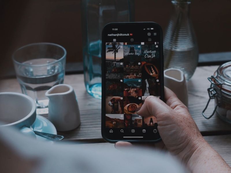 osoba u kafiću lista instagram