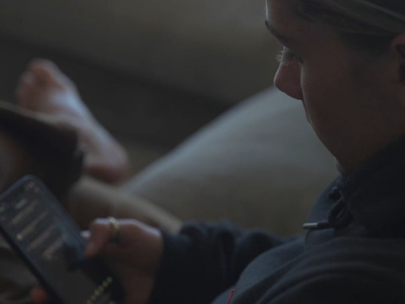 osoba kucka tekst na instagram postu