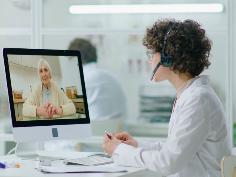 doktorka priča preko video poziva sa starijom osobom