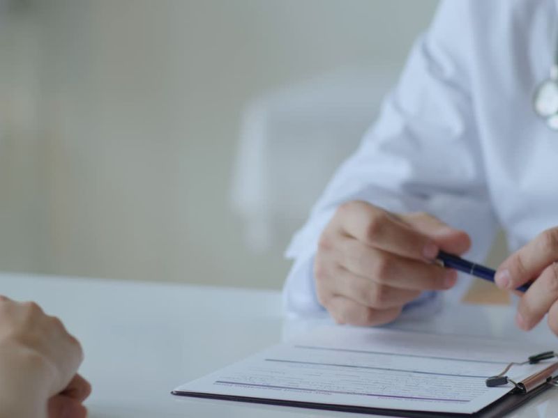 osoba kod doktora na razgovoru