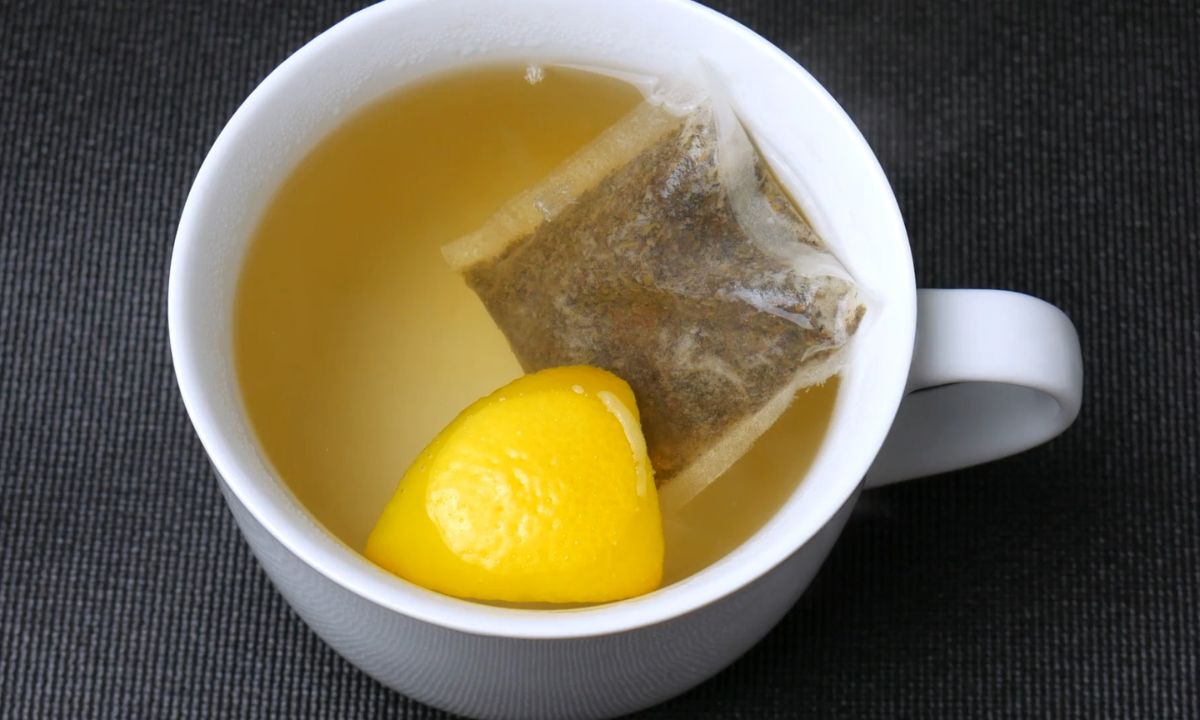 prikaz šolje čaja sa kesicom i kriškom limuna