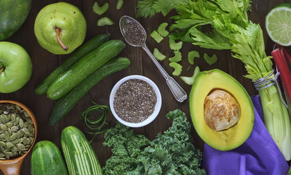 prikaz čija semena, kruške, krastavca, lisnatog povrća i avokada na stolu