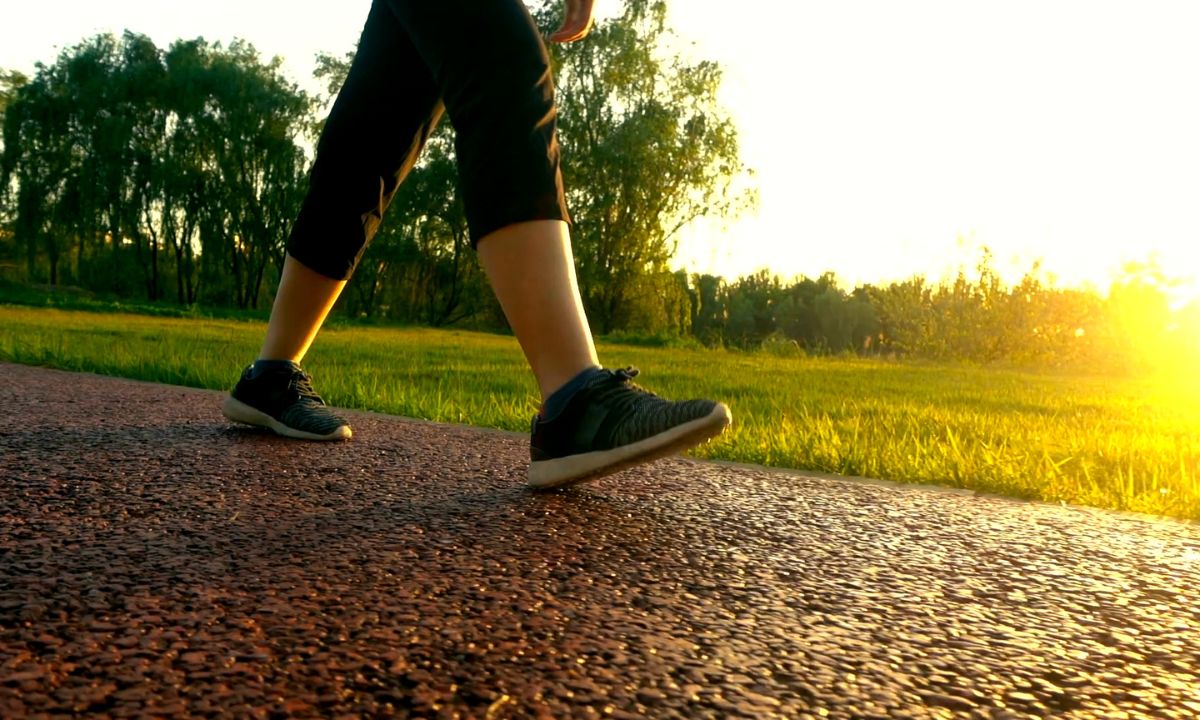 osoba šeta po stazi za trčanje brzi hod