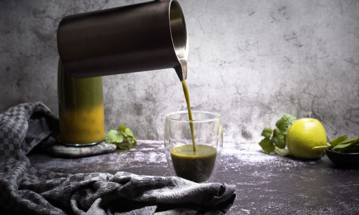 osoba sipa detoks smuti u čašu