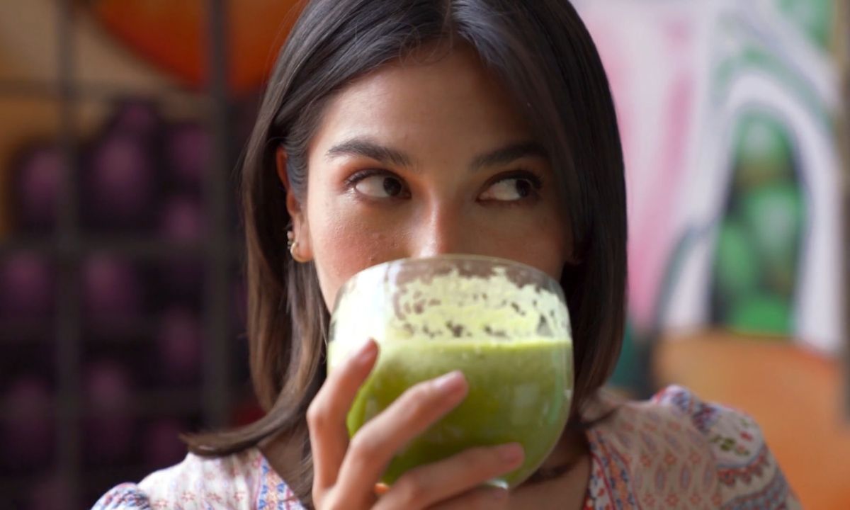 devojka pije zeleni detoks napitak
