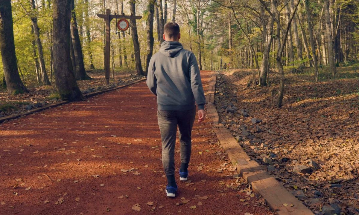 momak šeta po stazi za trčanje