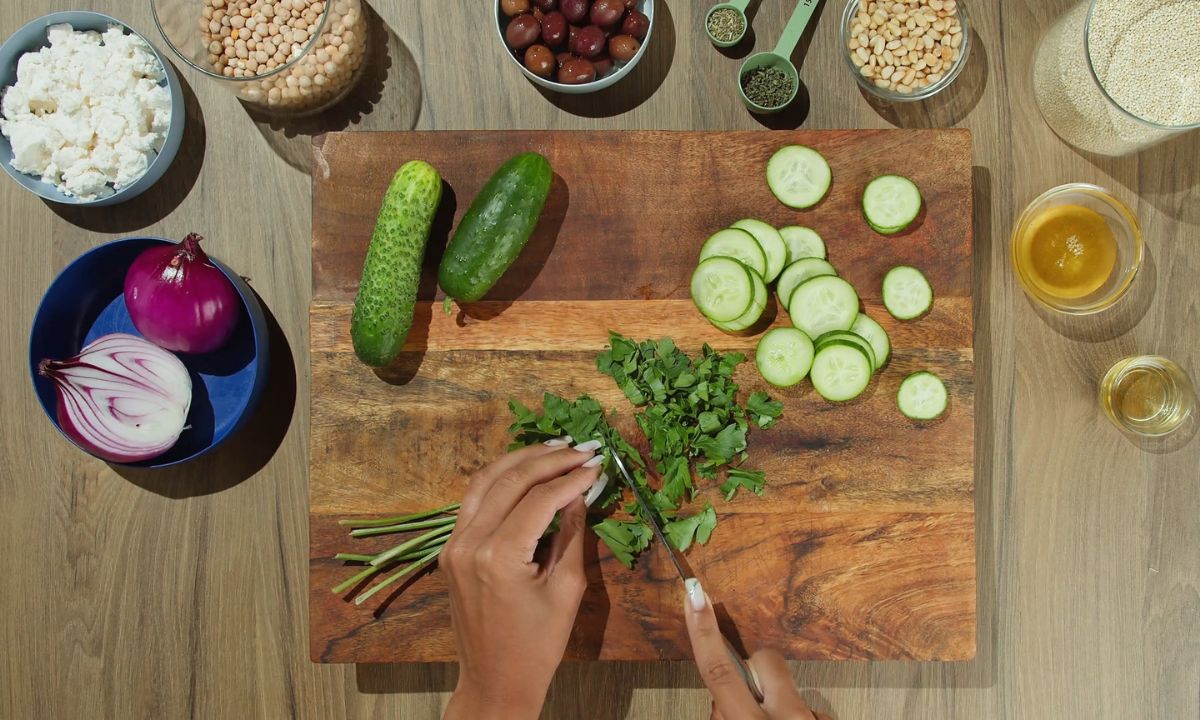 devojka sprema detoks salatu