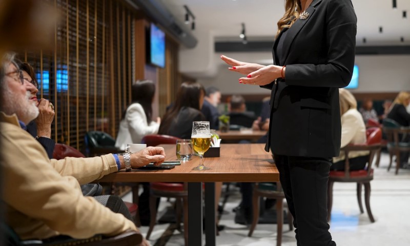 Radnica hotela uslužuje goste