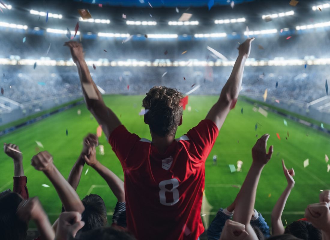 prikaz momka na utakmici koji navija u crvenom dresu sa brojem 8