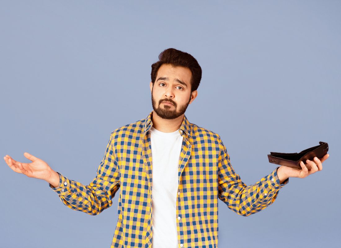 prikaz momka koji drži novčanik u ruci i zbunjeno gleda i razmišlja gde je potrošio novac