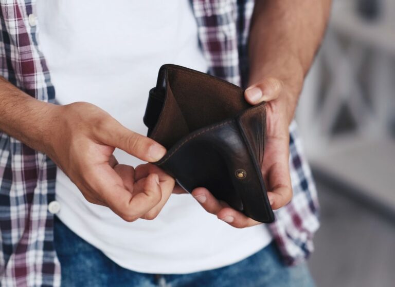 prikaz osobe koja gleda u prazan novčanik