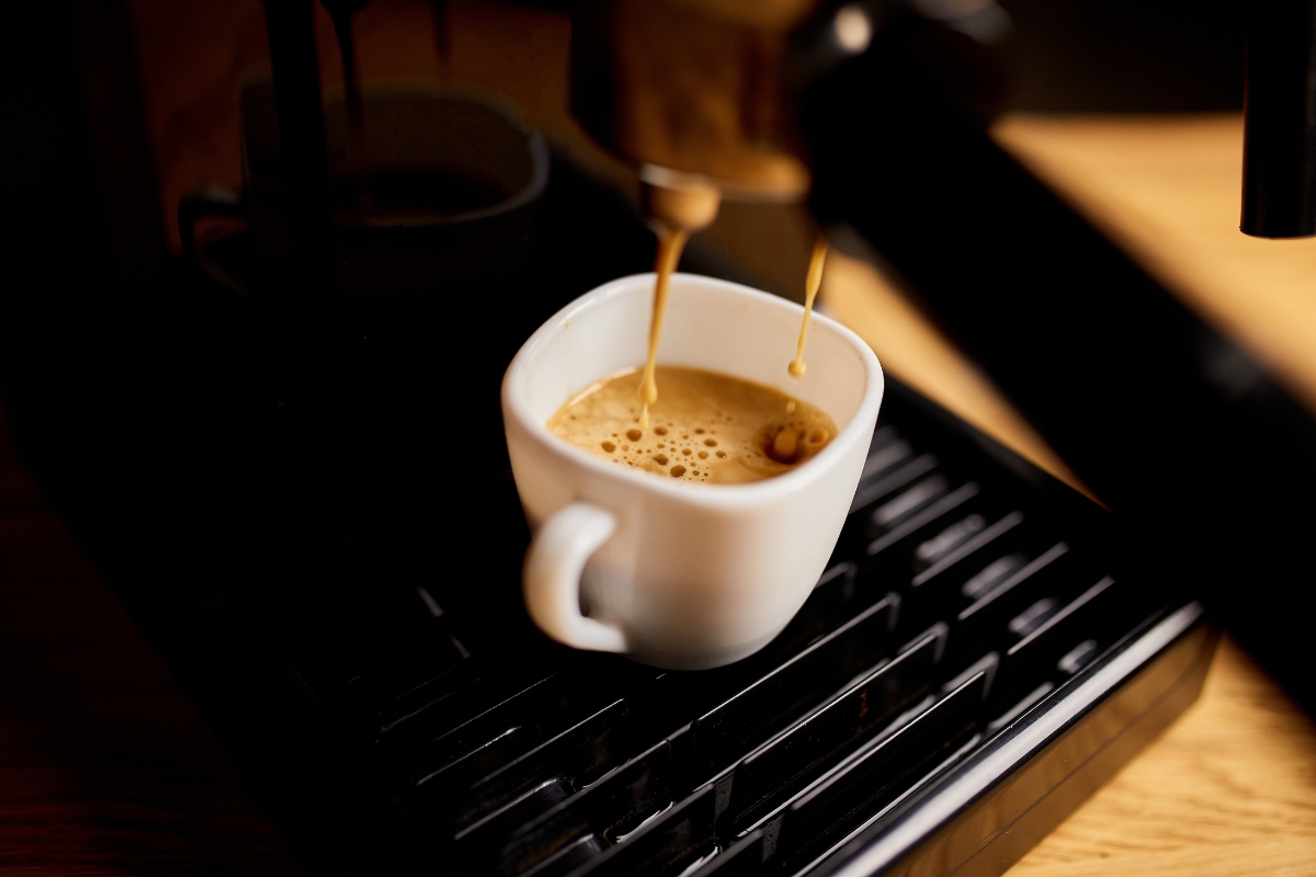 prikaz espreso kafe iz aparata