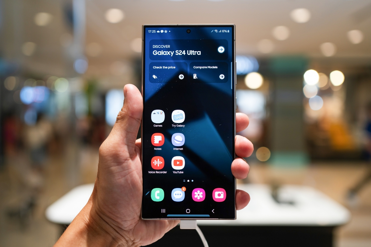 osoba drži samsung galaxy s 24 u ruci
