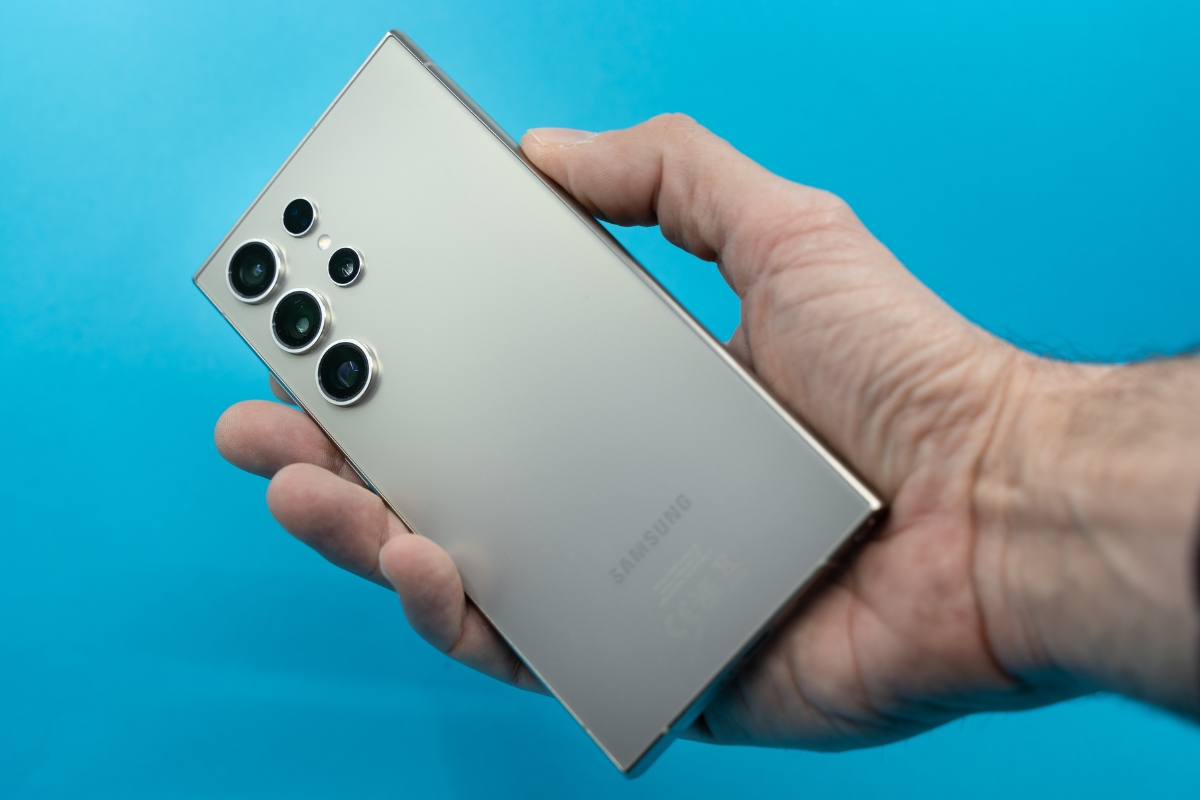 osoba drži samsung s 24 ultra u ruci
