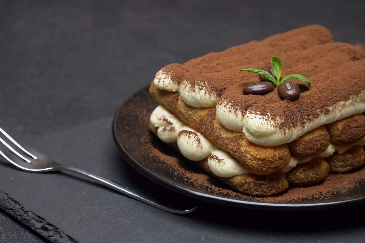 tiramisu serviran na tanjiru