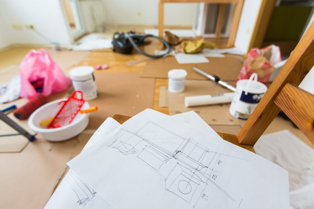 Skice i pribor za uređenje prostora raspoređeni na stolu tokom planiranja radova