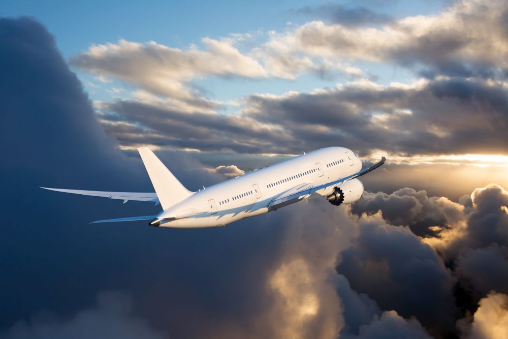 Putnički avion leti iznad oblaka tokom dugog međunarodnog putovanja.